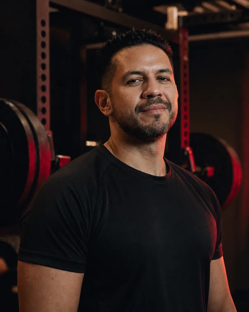 Retrato editorial de Marco en un gimnasio de powerlifting